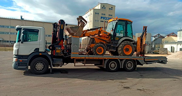 Перевозка экскаватора погрузчика JCB на платформе